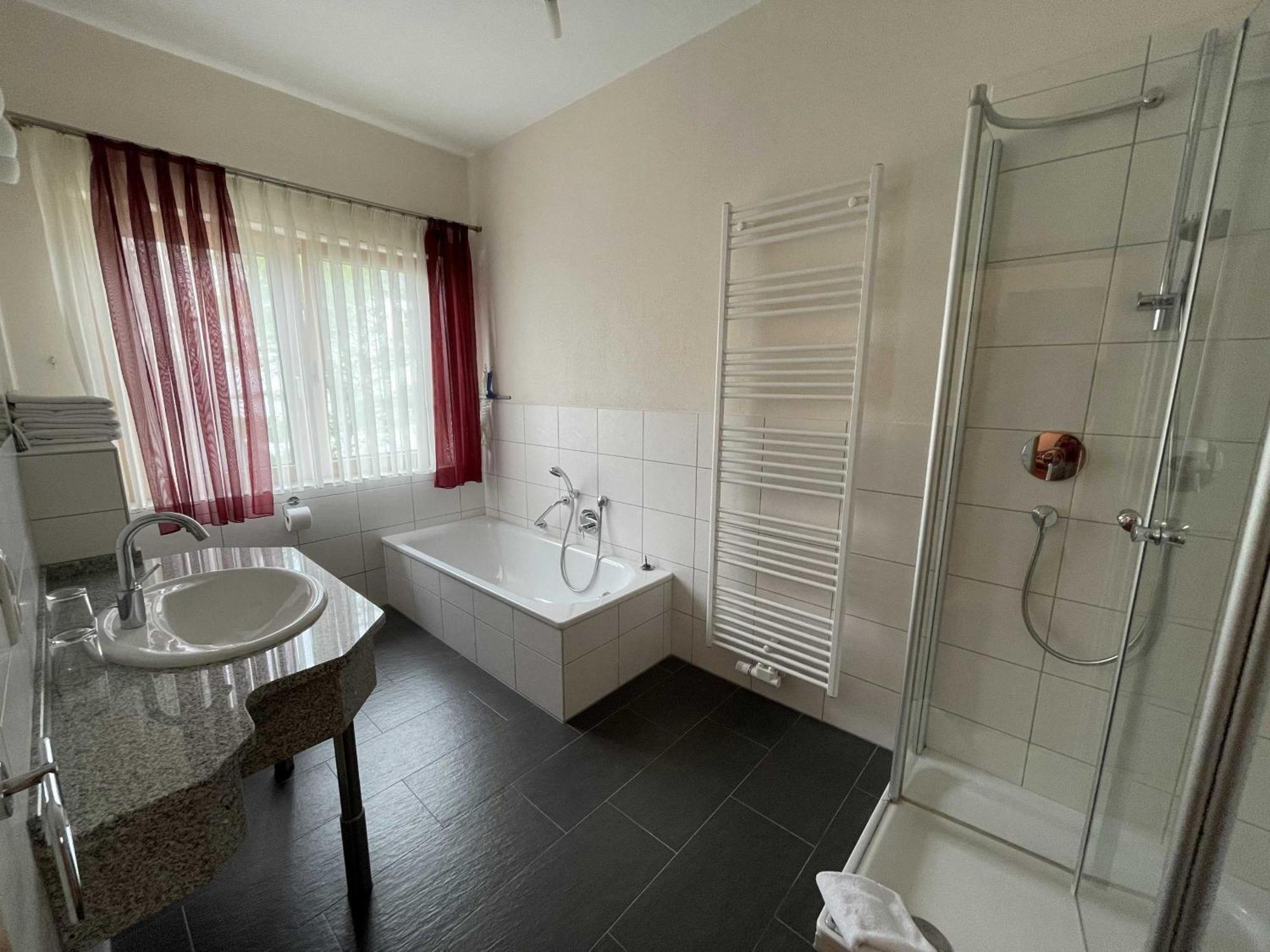 Hotel Zur Mosel Minheim Eksteriør billede